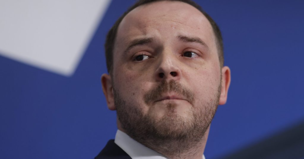 „Opriți-vă! Distrugeți sistemul de sănătate”. Rogobete cere explicații după ce Bihorul a primit mai multe posturi decât județe mai mari
