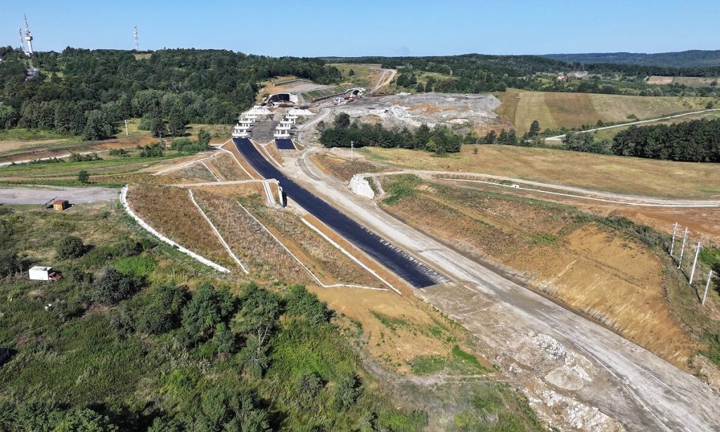 FOTO: Șantierul pe sectorul lipsă din autostrada A1 între Margina ș i Holdea. Lucrările la tuneluri au ajuns la peste 90%