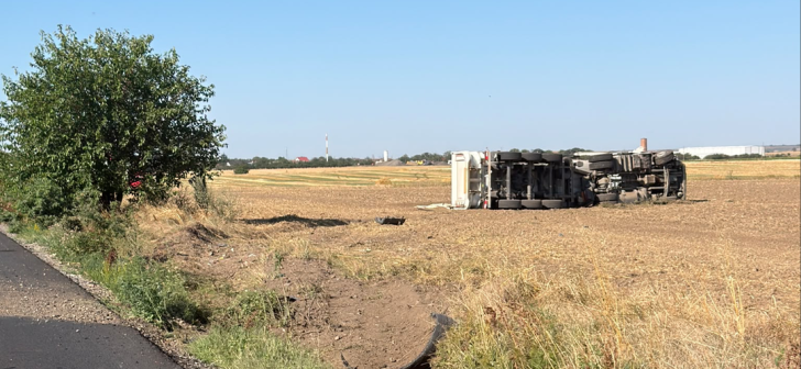 Camion răsturnat nu departe de Timișoara. Șoferul a fost luat cu ambulanța