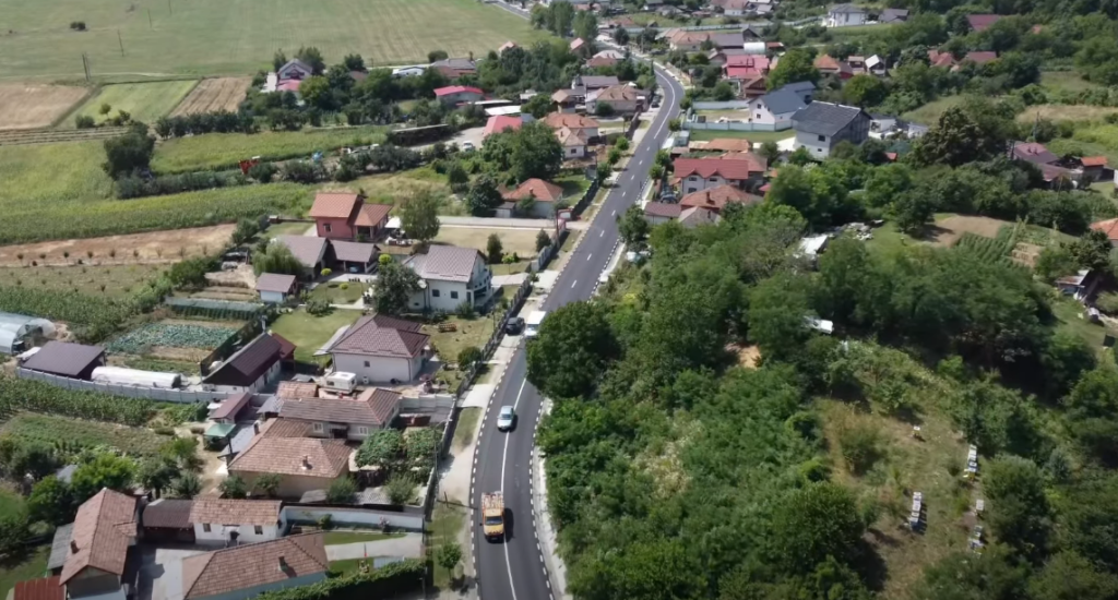 Vâlcea: Asfaltări noi pe DJ 647, lucrări în plină desfășurare