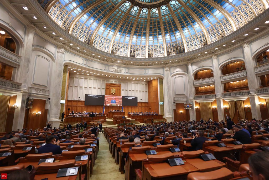 Acciza dinamică la carburanți, adoptată în Parlament. Cu cât s-ar putea ieftini motorina și benzina la pompă