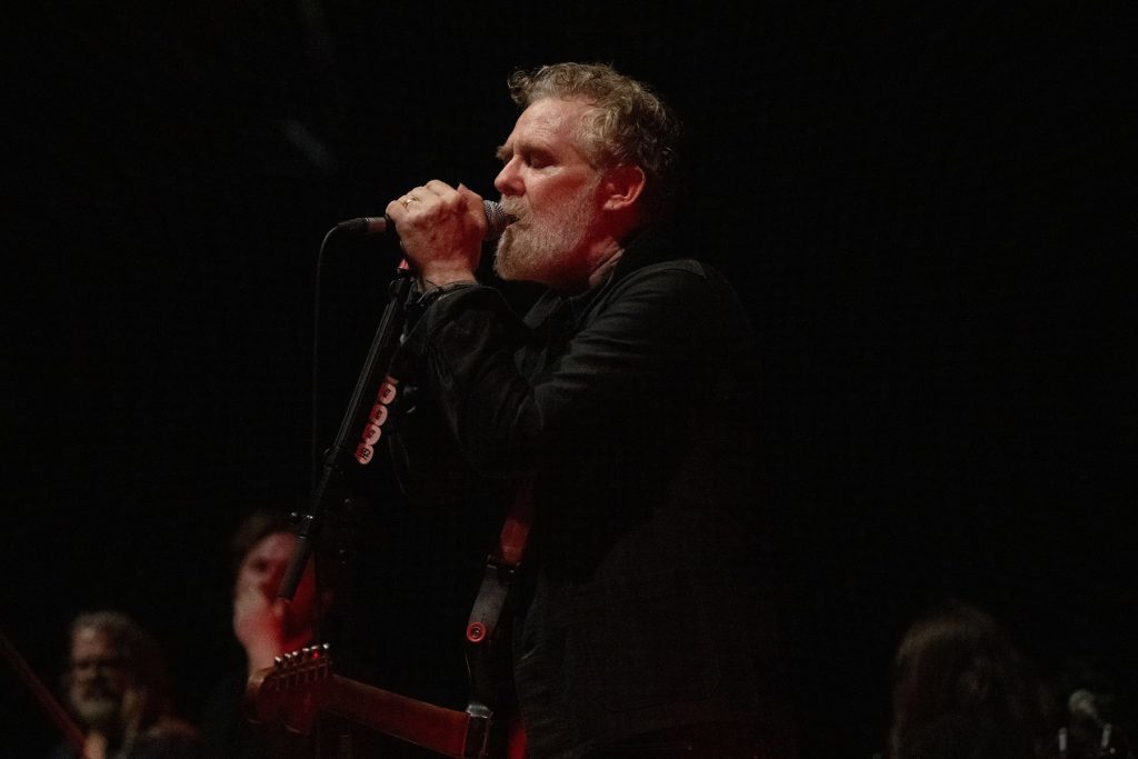 Cântărețul premiat cu Oscar Glen Hansard a murit într-un accident de motocicletă