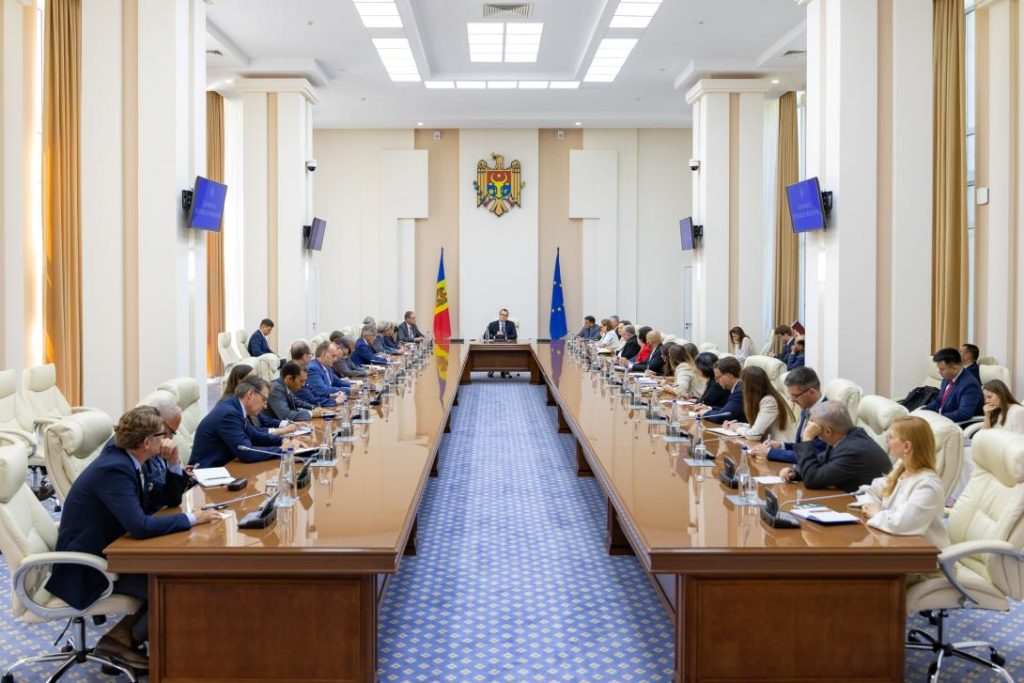 Despre ce a discutat premierul Vasile Tofan cu ambasadorii acreditați în R. Moldova