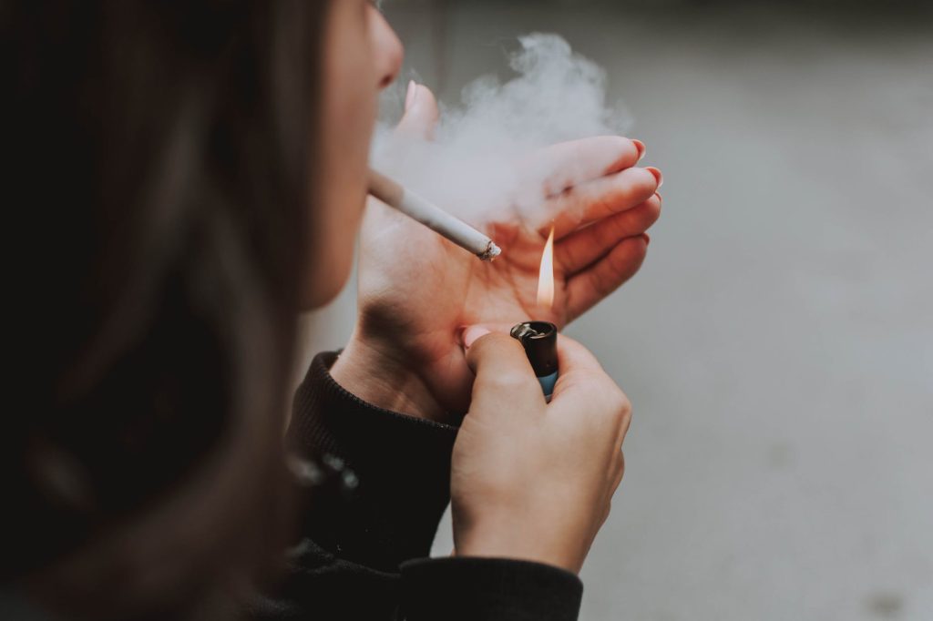 Țigările revin în modă: Fenomenul ar fi legat de revenirea esteticii inspirate din anii ’90 și începutul anilor 2000 / Datele statistice arată însă o realitate diferită