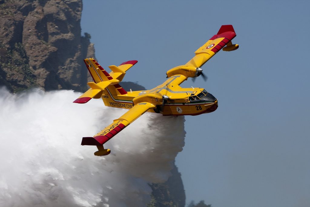 Incendii devastatoare în Grecia: trei pompieri au murit, iar mii de turiști au fost evacuați din Creta
