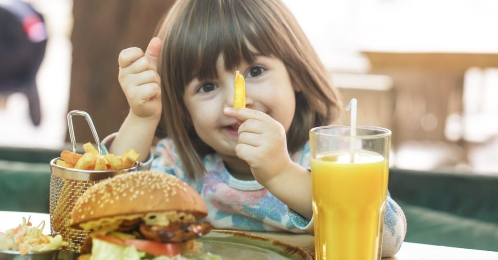 Părinți, atenție! Peste 80% dintre produsele alimentare pentru copiii sunt ultraprocesate