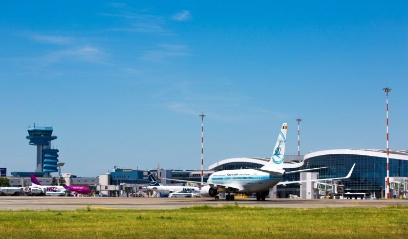 VIDEO: Parfumuri, ceasuri și bani de la bordul avioanelor care ajungeau la Aeroportul Otopeni, furate timp de doi ani. Prejudiciu de aproape un milion de euro