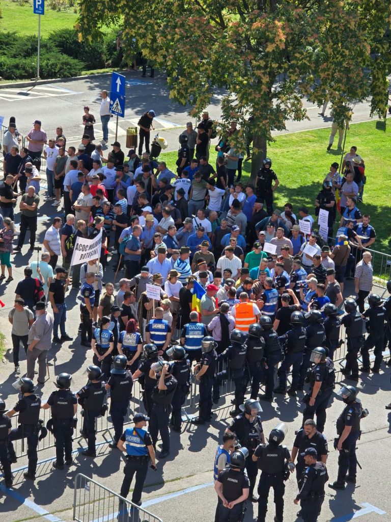 Incidente între ciobani și jandarmi la protestul organizat în Piața Presei