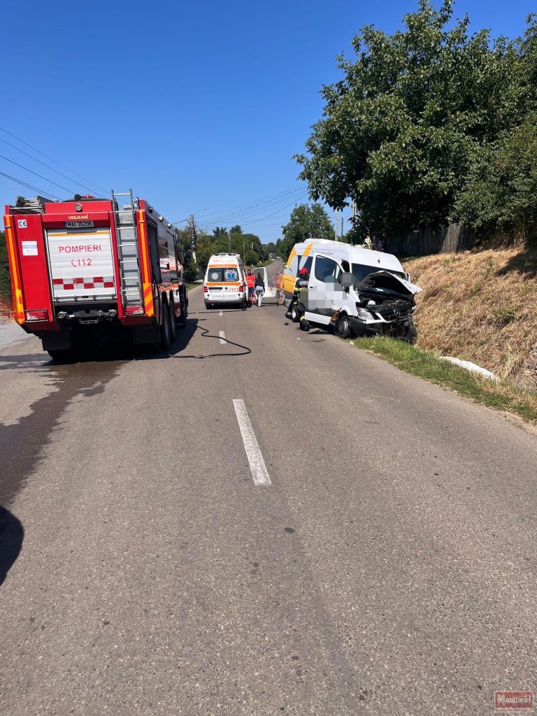 Accident cu zece persoane implicate. Mai multe echipaje de salvatori trimise la fața locului