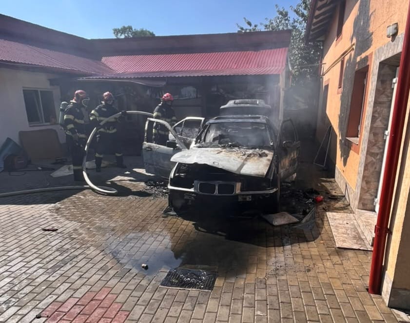 Autoturism distrus de un incendiu într-o gospodărie din Dorohoi. Un tânăr de 20 de ani a ajuns la spital – FOTO