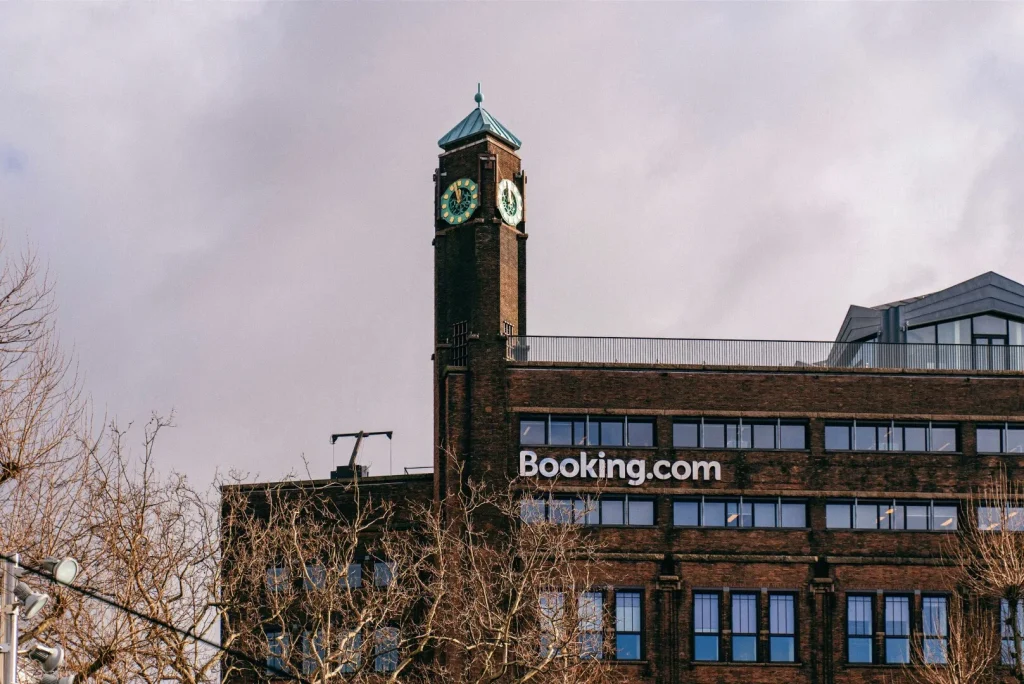 AirBnb și Booking, noile trenduri care au cucerit românii. Tot mai mulți proprietari își închiriază locuințele turiștilor străini