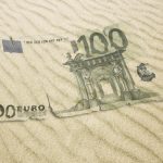 VIDEO Zeci de pachete cu bani aruncate în mare, în Italia. Turiștii s-au repezit să adune bancnotele de pe plajă