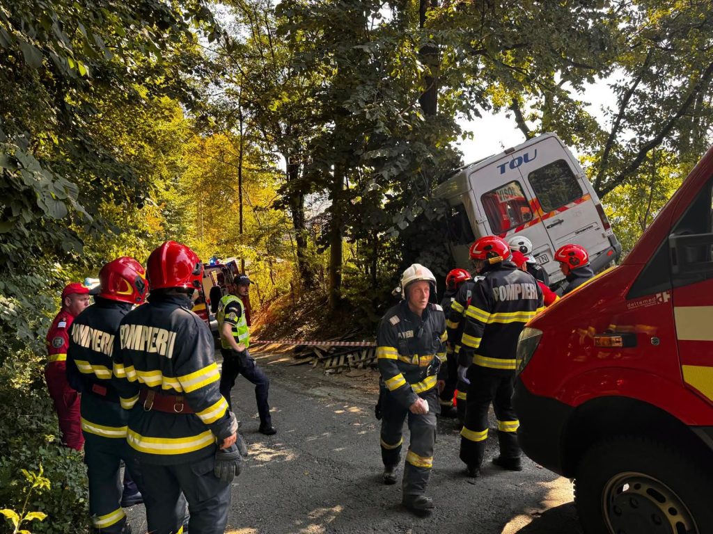 Accident grav în Câmpulung: a fost activat Planul Roșu de Intervenție după ce un microbuz a ieșit de pe șosea. Zece persoane au nevoie de îngrijiri medicale