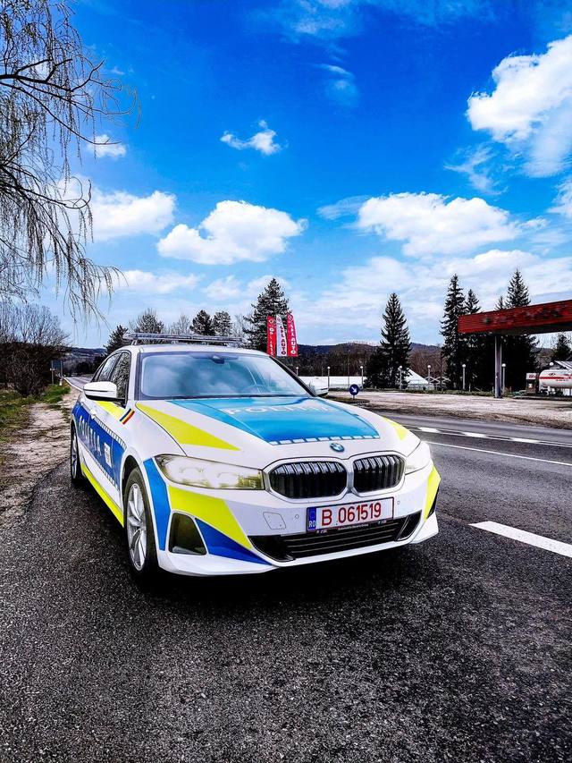 Bătaie cu pumnii şi picioarele între mai mulţi copii, în curtea unei şcoli din judeţul Caraş-Severin