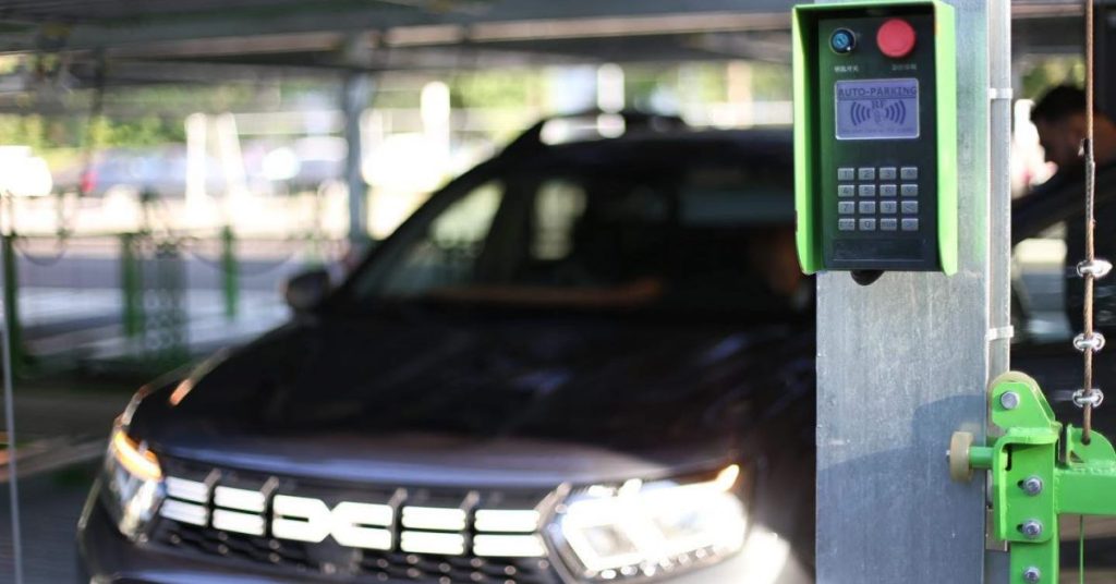 Atenție, șoferi din Pitești! Escrocii trimit SMS-uri false în numele TPARK pentru a fura datele bancare