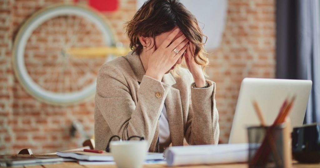 A fost dată afară a doua zi după ce a anunțat că are anxietate. Decizia instanței care obligă firma la plăți uriașe