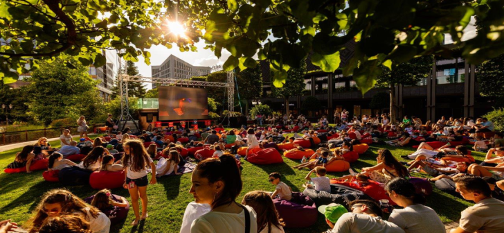 Weekend plin de experiențe la Iulius Town: filme în aer liber, provocări interactive pentru copii și Summer Sale