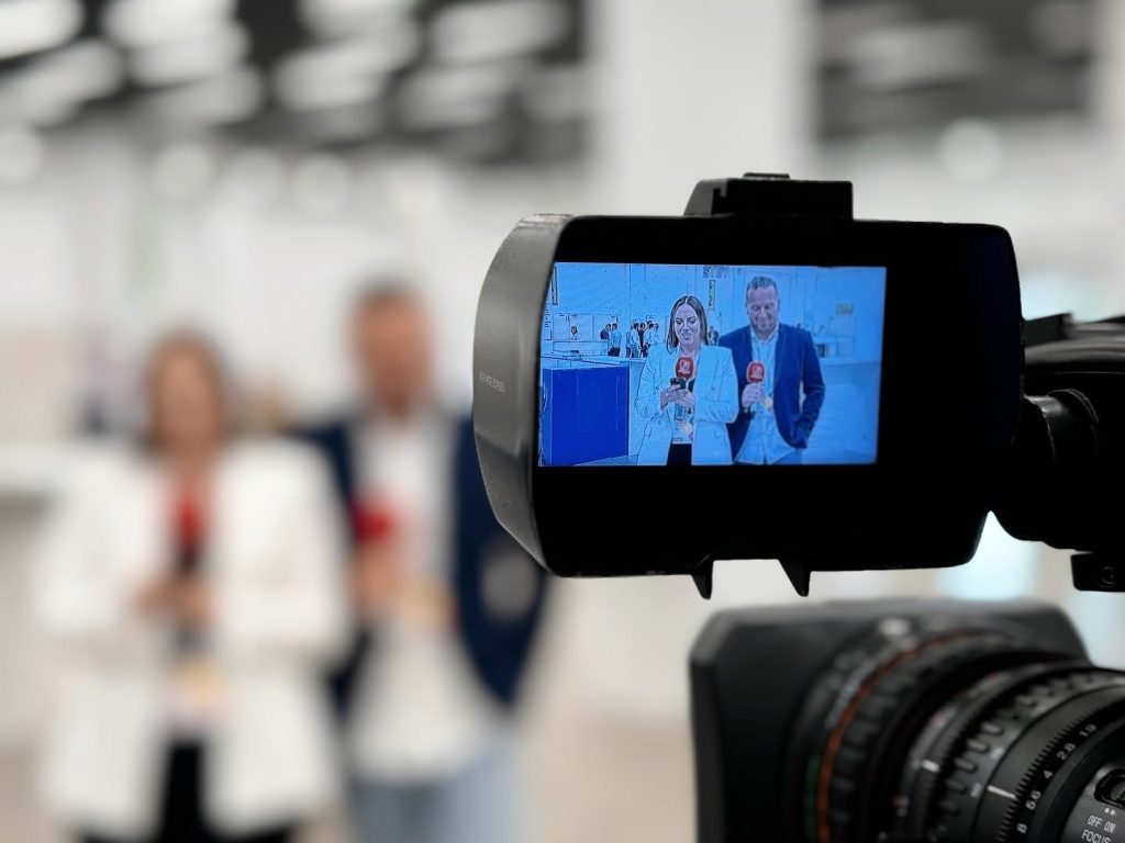 Plecare de la una dintre televiziunile de știri din România. Cunoscuta realizatoare a unui talk-show politic confirmă despărțirea de post