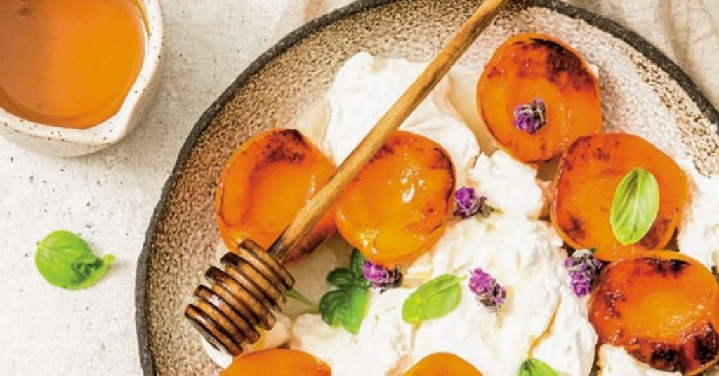 Caise la grătar cu burrata și miere