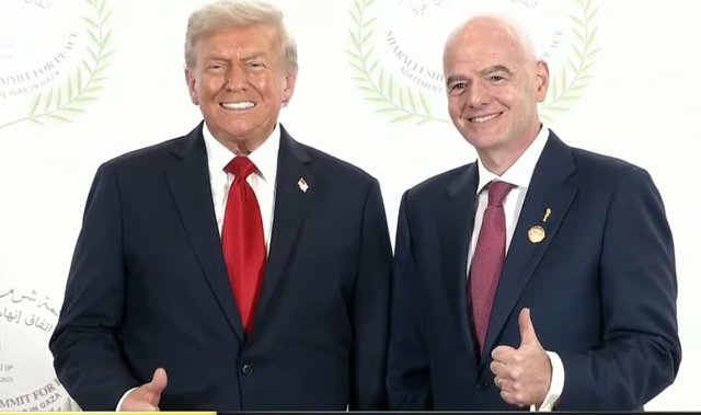 Donald Trump spune că nu a discutat cu preşedintele FIFA despre posibilitatea ca forul mondial de fotbal să ofere participaţii investitorilor externi