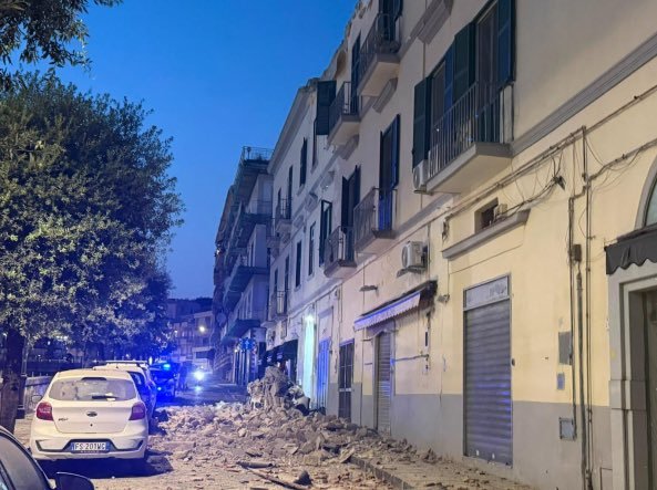 Un cutremur de suprafaţă cu magnitudinea de 4,7 a lovit zona din apropierea oraşului Napoli, provocând pagube şi pene de curent