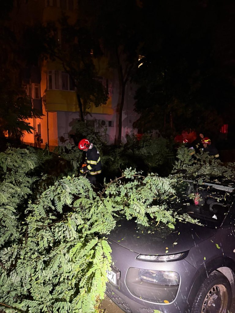 Haos în București după furtună: Peste 1.000 de intervenții ale pompierilor în ultimele ore / Stația de metrou Piața Victoriei 2, închisă / Pompierii au înotat la o intervenție în Sectorul 1