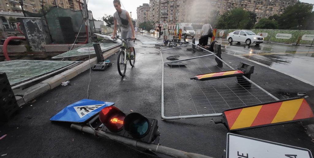 FOTO VIDEO | Haos în București după potop: Stația de metrou Piața Victoriei 2, închisă miercuri dimineață / Trasee schimbate în transportul în comun / Pasaje rutiere, străzi și stații de metrou inundate, sute de copaci smulși, aproape 1000 de intervenții 