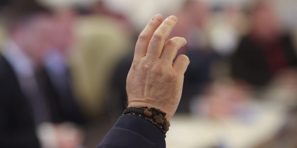 Bolojan ia în calcul convocarea Parlamentului din vacanță pentru proiecte de peste 3,5 miliarde de euro