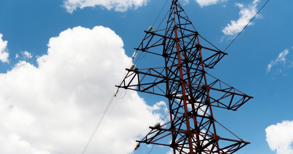 DEER: Peste 27.000 de consumatori din rețeaua de energie, nealimentaţi din cauza furtunilor. Sunt afectate 65 de localităţi
