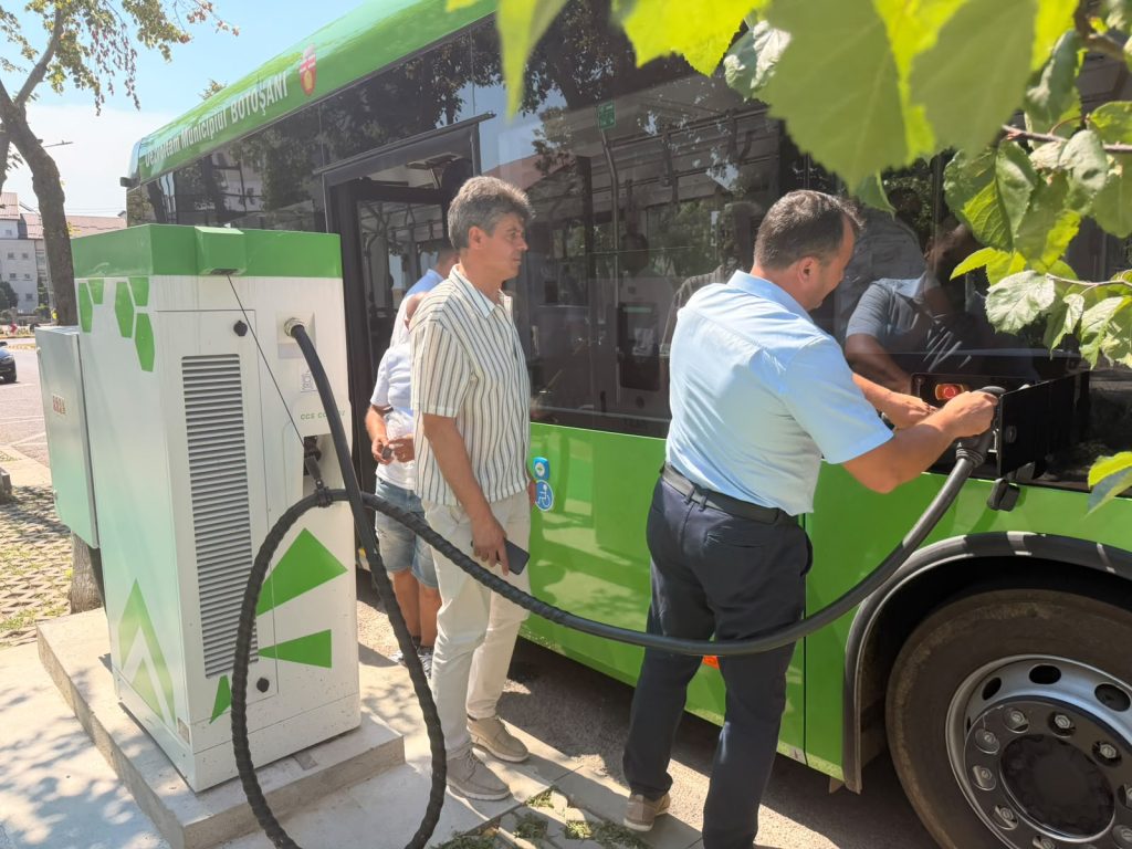 Rețea de stații electrice în municipiu, autobuzele încărcate chiar și în stații – VIDEO