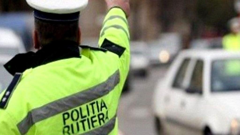 Urmărire în trafic: Şofer beat, cu permisul suspendat, a fugit de poliție și a abandonat mașina