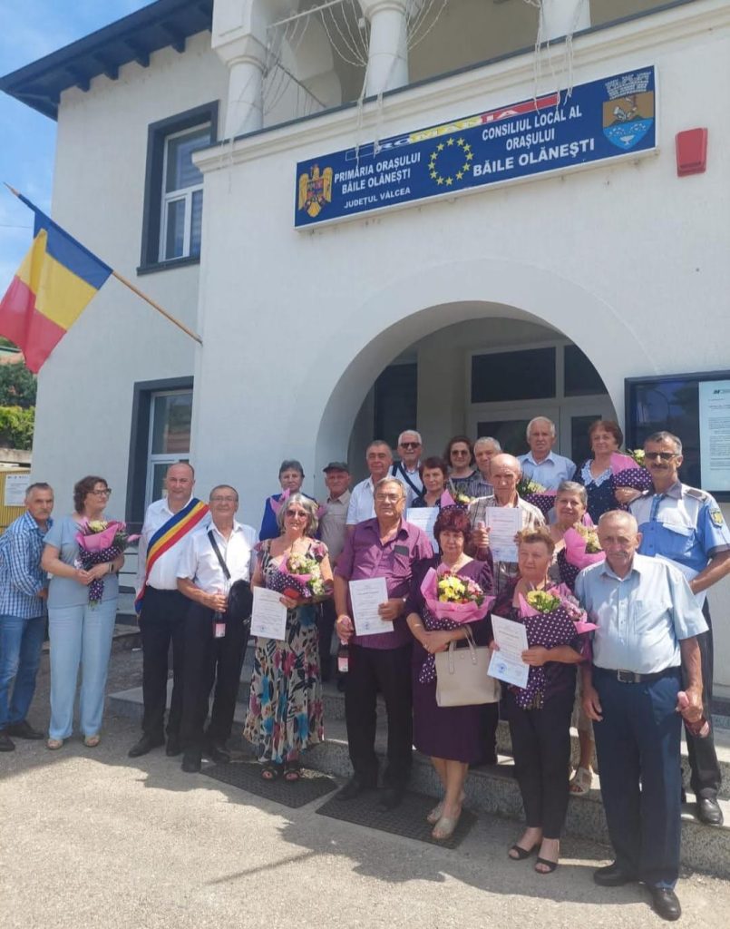 FOTO 11 cupluri din Băile Olănești, premiate la aniversarea a 50 de ani de căsătorie
