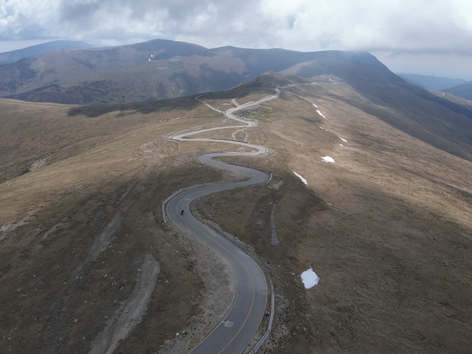 Trafic blocat pe Transalpina din cauza aluviunilor ajunse pe șosea