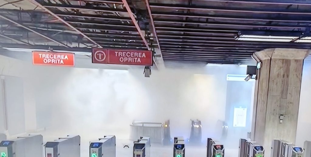 Incendiu la metrou după inundație: Panică în stația Universitate. Metrorex se chinuie să scoată 7 milioane de metri cubi de apă de la Piața Victoriei (Video)