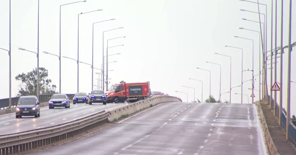 Restricții pe DN1, în București: risc de prăbușire a unui stâlp de iluminat. Trafic afectat pe Pasarela Ikea