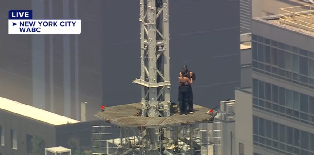 Doi ruşi s-au urcat pe Empire State Bulding din New York pentru o cerere în căsătorie, afișând un banner care promova pacea mondială / Ulterior au fost arestați