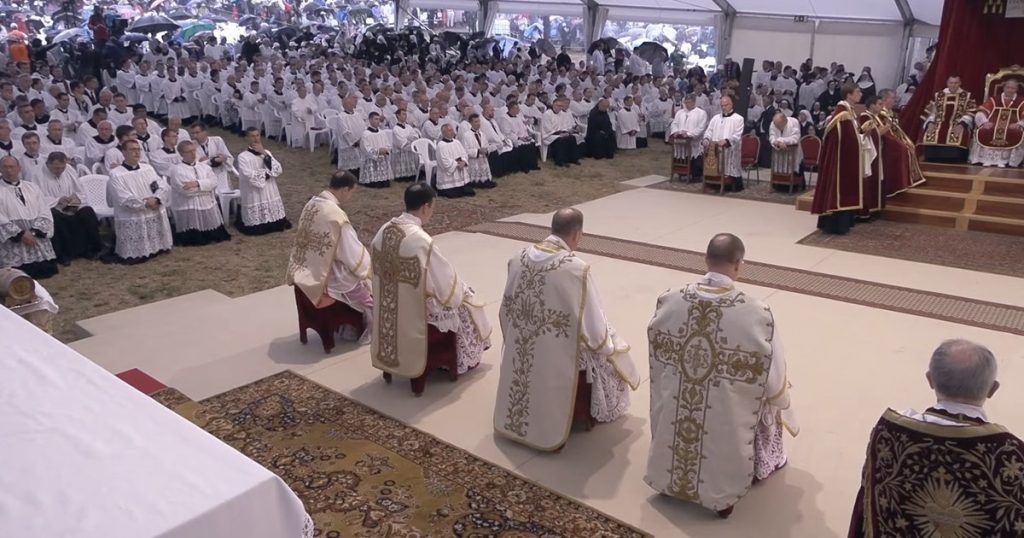 Un grup catolic tradiționalist a hirotonisit patru episcopi fără aprobarea Papei, riscând o nouă excomunicare