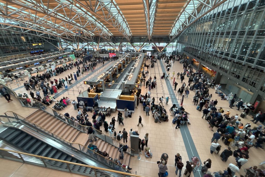 „Am ajuns într-un punct critic. Solicităm intervenție imediată”. Problema care blochează aeroporturile europene în plin sezon de vacanțe