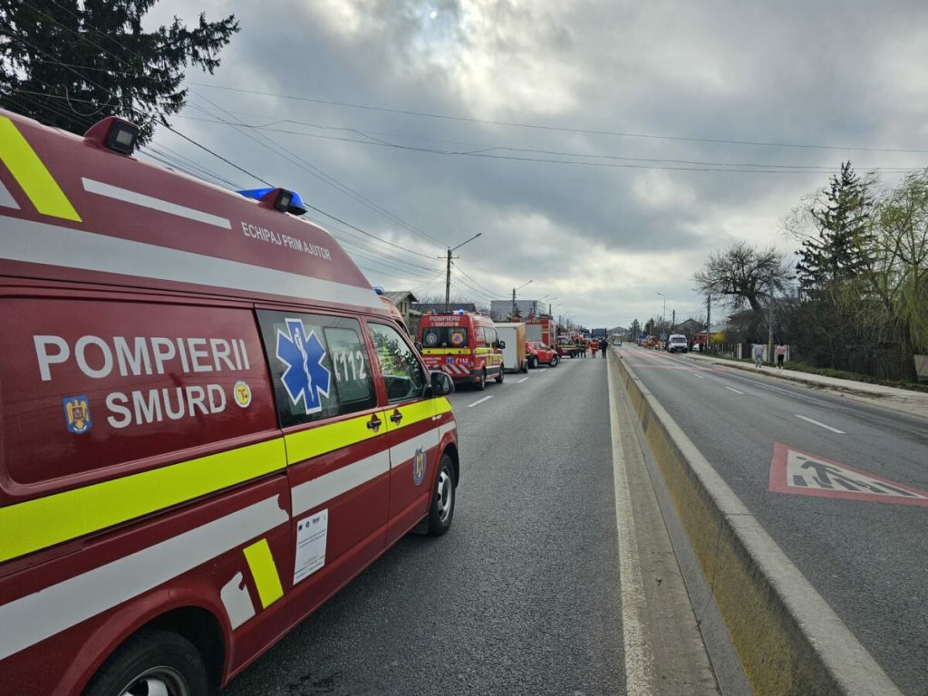 Accident în Galați. Un microbuz a luat foc după o manevră greșită