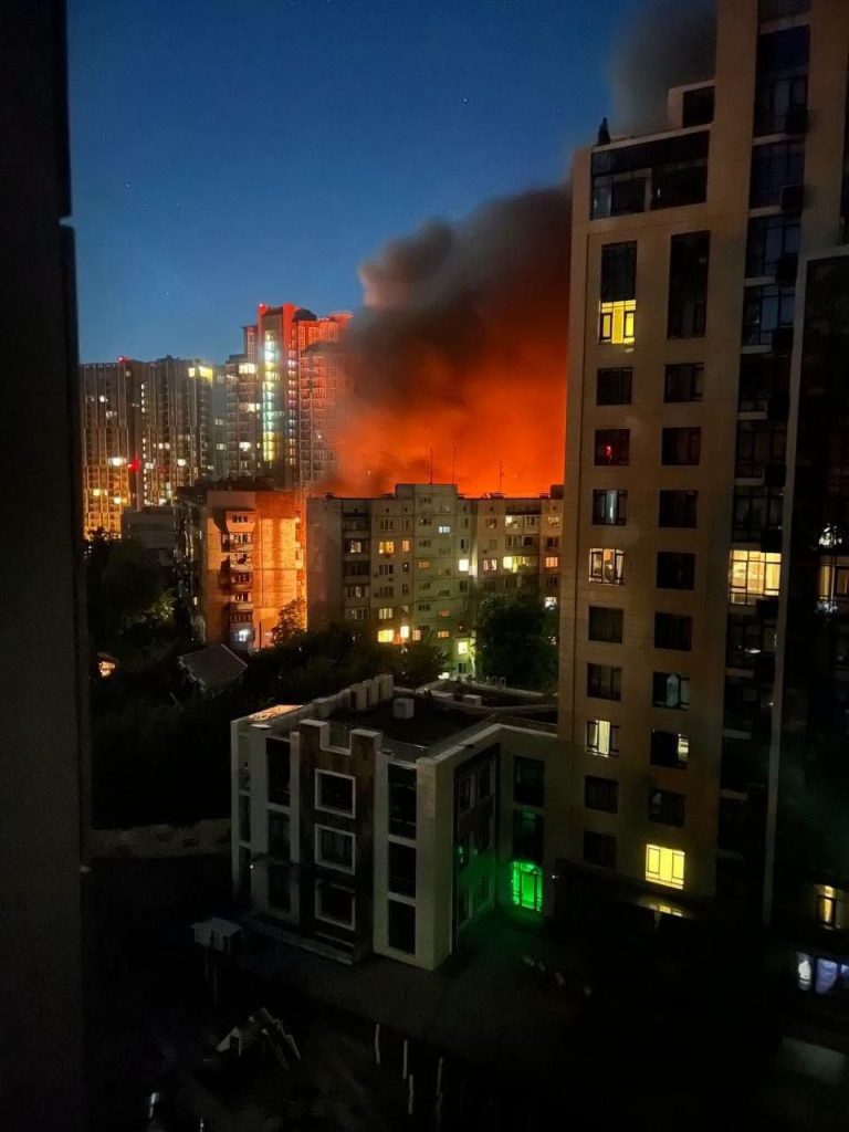 Atac puternic asupra Kievului cu rachete balistice și drone: 10 morți, peste 50 de răniți, mai multe blocuri sunt în flăcări (Foto & Video)