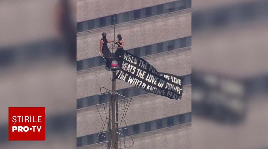 Cerere în căsătorie pe Empire State Building. Doi tineri au escaladat turnul și au desfășurat un banner | VIDEO & FOTO