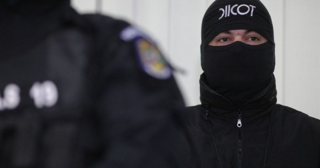 DIICOT a destructurat o rețea de traficanți care vindeau droguri „pe caiet”. Primeau la schimb și obiecte: parfumuri, haine, drujbe