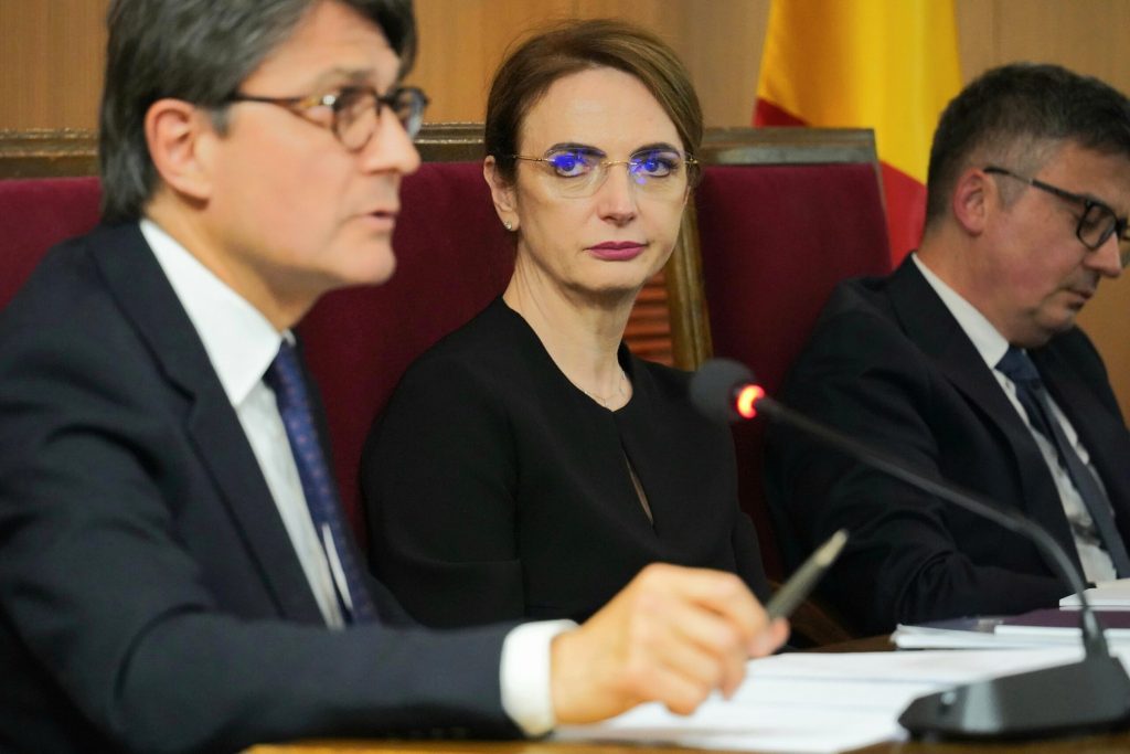 BREAKING Ilie Bolojan anunță că sesizează CCR pentru soluționarea unui conflict juridic de natură constituțională cu Înalta Curte / ”Instanța perturbă direct echilibrul bugetar național, act ce reprezintă o ingerință directă în autoritatea executivă a sta