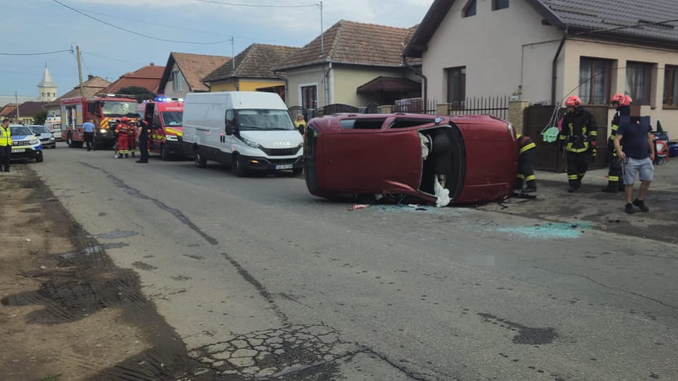Accident grav, pe strada Lungă din Ocna Mureș: două persoane au ajuns la spital