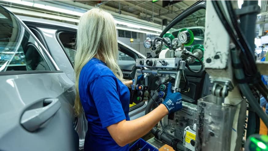 Indicele PMI: Industria prelucrătoare scade și în iunie dar tot mai lent de patru luni – Redresarea după doi ani de contracție depinde de revenirea cererii pentru export