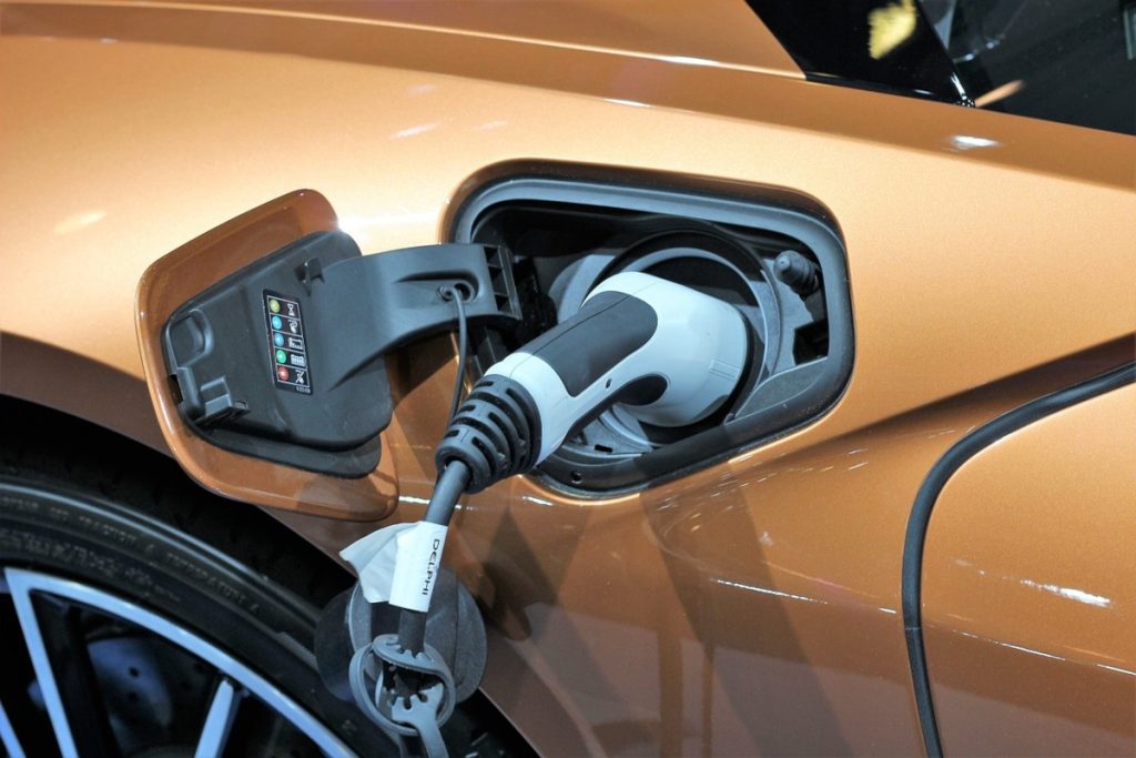 Explozie a cererii pentru maşini electrice în Rusia, din cauza penuriei de combustibili / ”Mi-am instalat propria staţie de încărcare şi încarc acasă. La Moscova este o problemă reală să încarci corect”