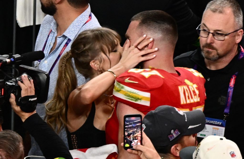 Taylor Swift și Travis Kelce au donat 26 de milioane de dolari înainte de nuntă / Banii au fost distribuiți către organizații care sprijină persoane vulnerabile, programe educaționale și unități medicale pentru copii