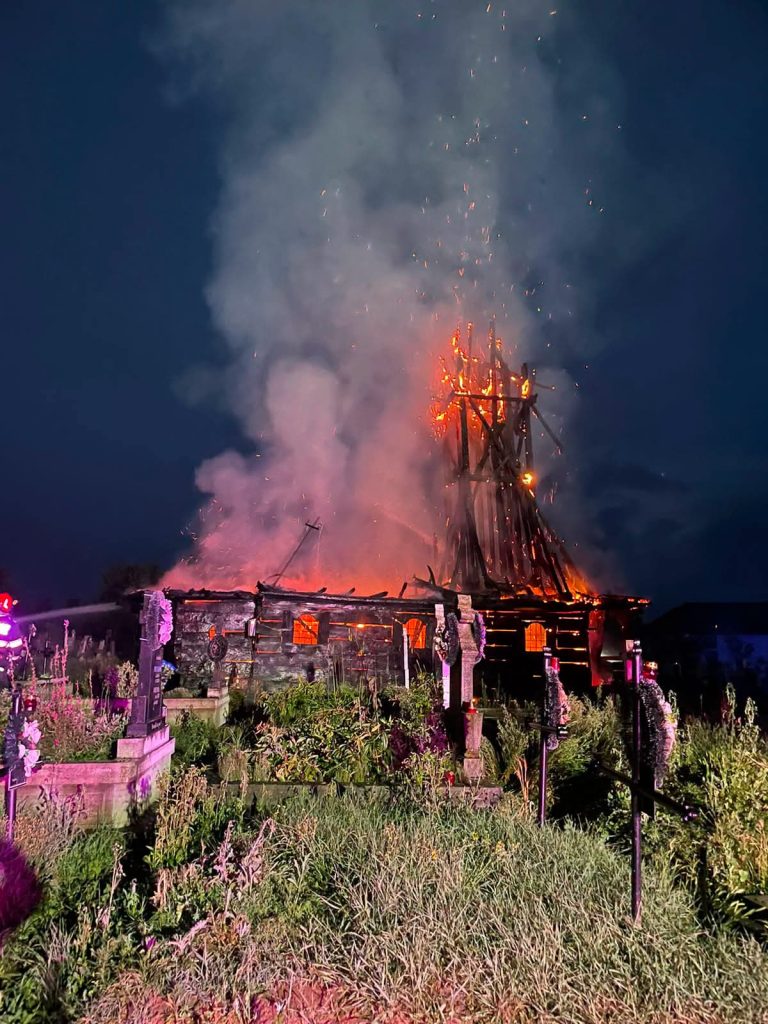 Biserica de lemn veche de 350 de ani, distrusă de flăcări, după ce a fost lovită de fulger