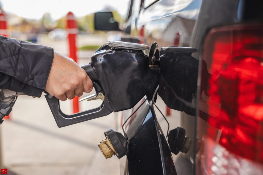 De ce nu se ieftinește încă benzina, deși prețul barilului a scăzut substanțial. Explicațiile președintelui AEI