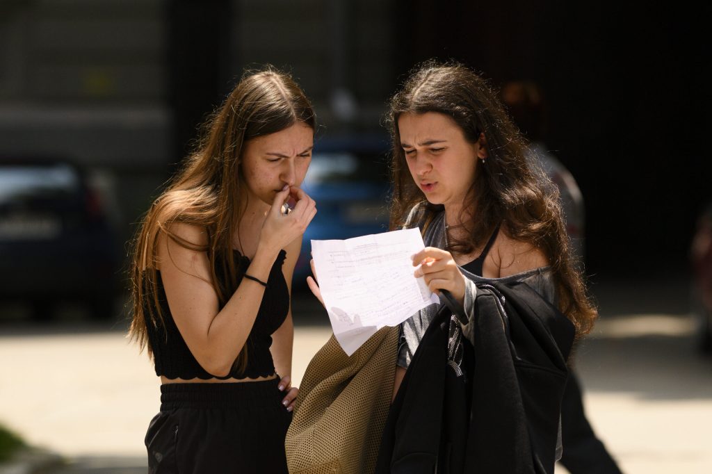 Suspiciuni că subiectele la Bacalaureat au fost distribuite înainte de examen. Percheziții în cinci județe